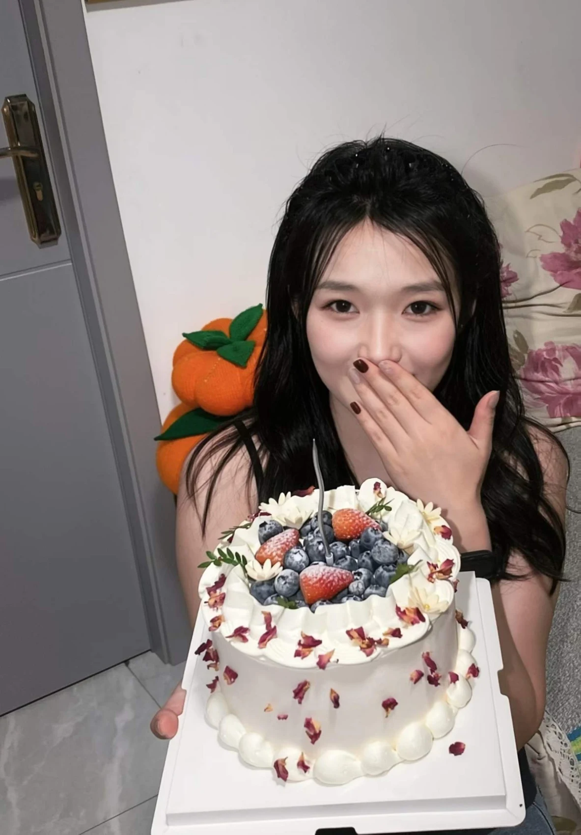 石蕾捂嘴微笑、拿着生日蛋糕的真实照片