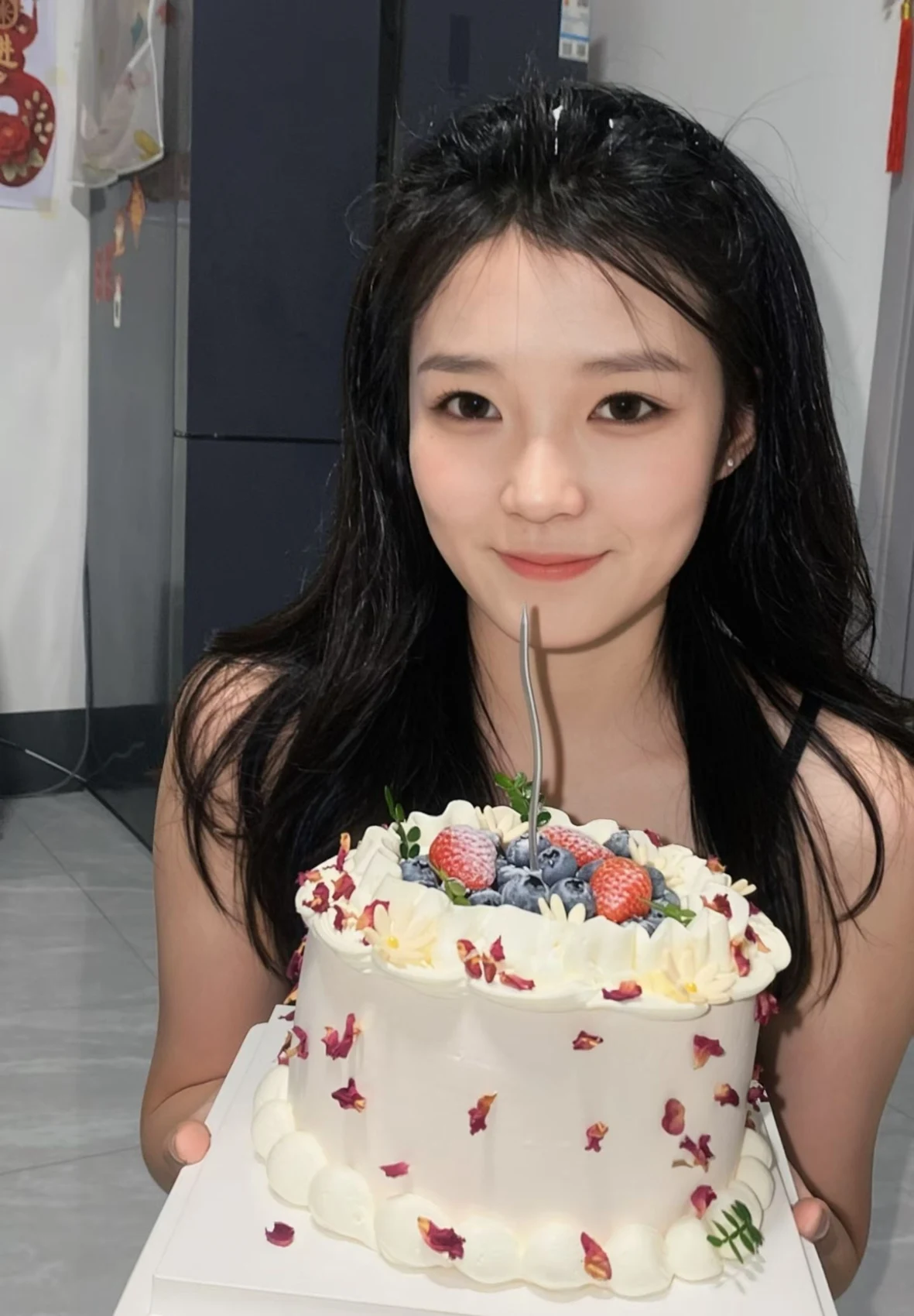 石蕾微笑着捧着生日蛋糕的真实照片